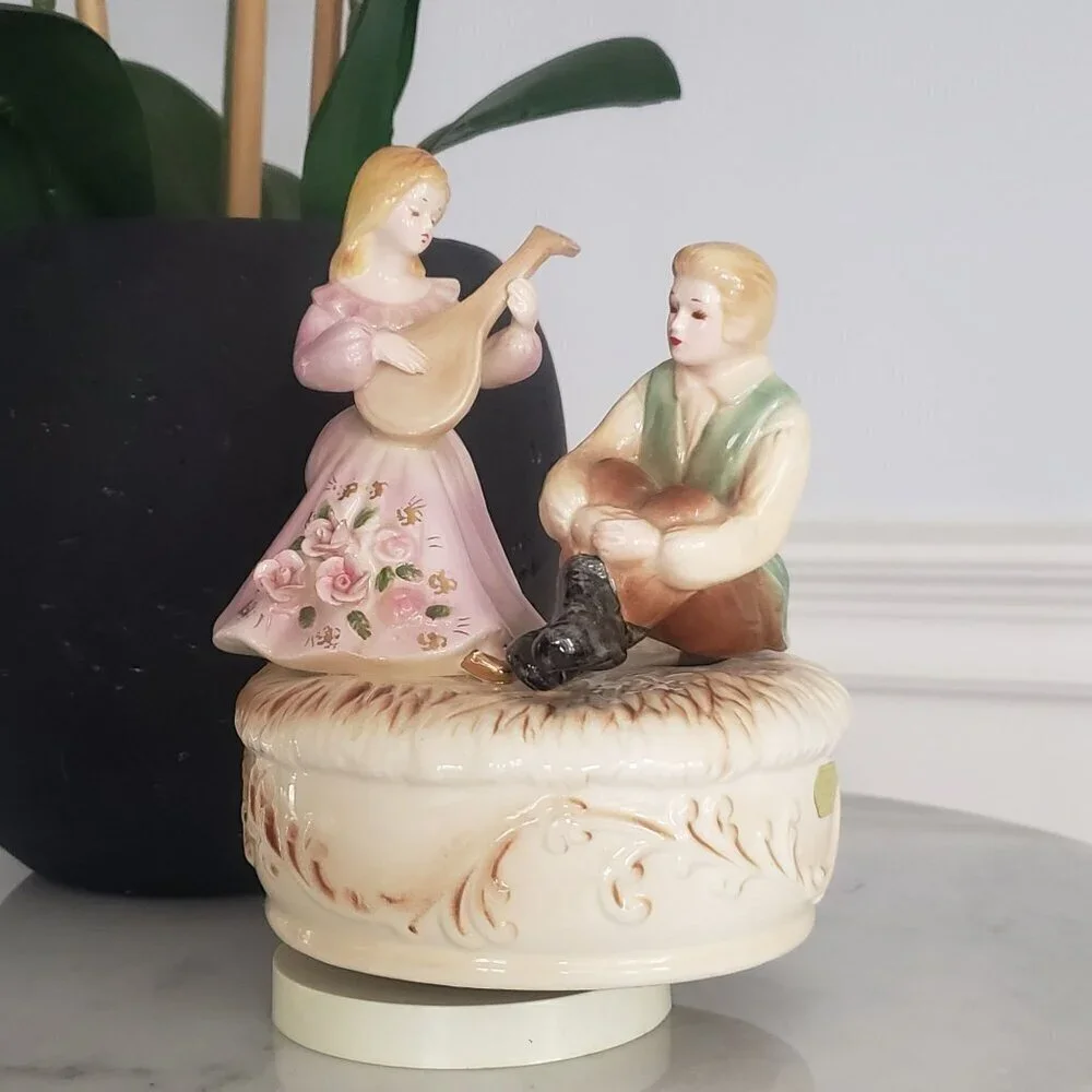 Vtg Josef Originals Loving Couple Ceramic Moving Figurine & Rotating Music Box